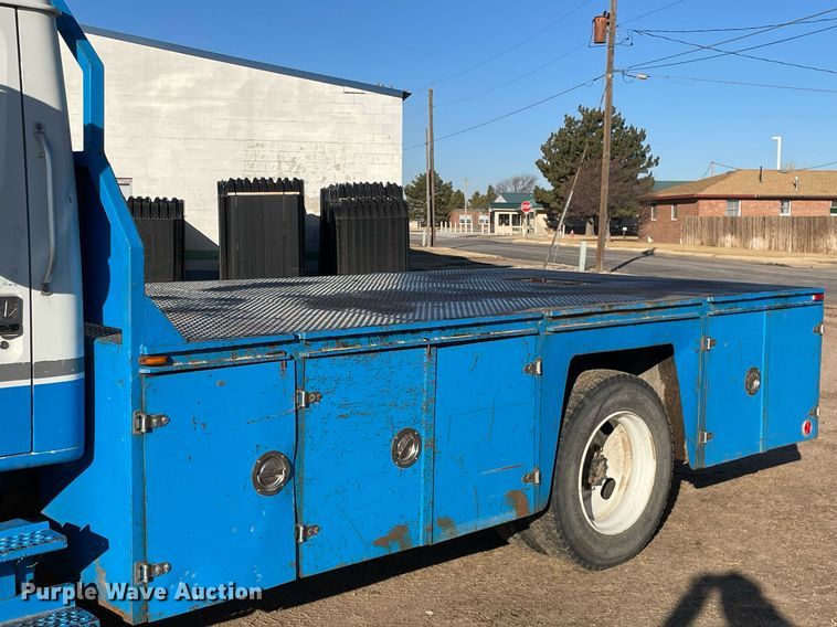 image for item MA9956 2001 International 4700  flatbed truck