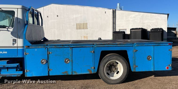 image for item MA9956 2001 International 4700  flatbed truck