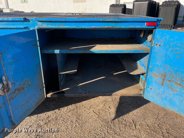 image for item MA9956 2001 International 4700  flatbed truck