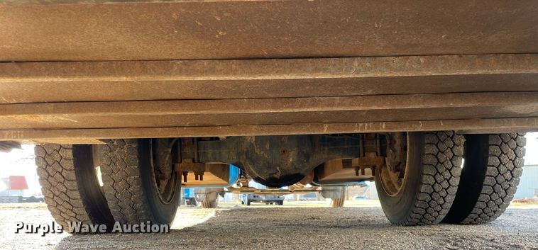 image for item MA9956 2001 International 4700  flatbed truck