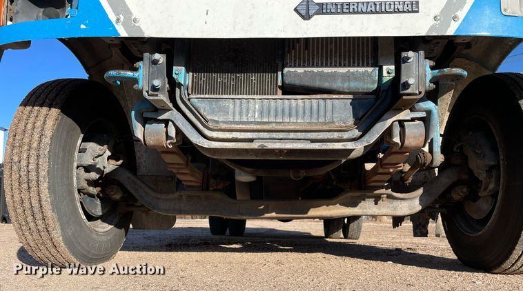 image for item MA9956 2001 International 4700  flatbed truck