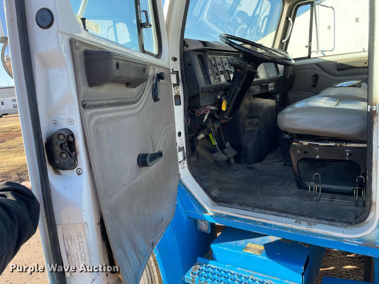 image for item MA9956 2001 International 4700  flatbed truck