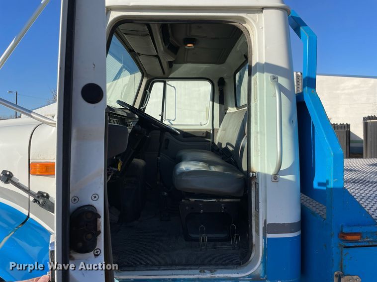 image for item MA9956 2001 International 4700  flatbed truck