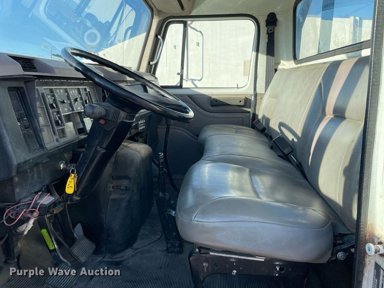 image for item MA9956 2001 International 4700  flatbed truck