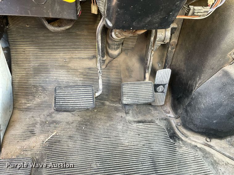 image for item MA9956 2001 International 4700  flatbed truck