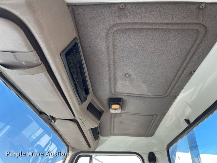 image for item MA9956 2001 International 4700  flatbed truck