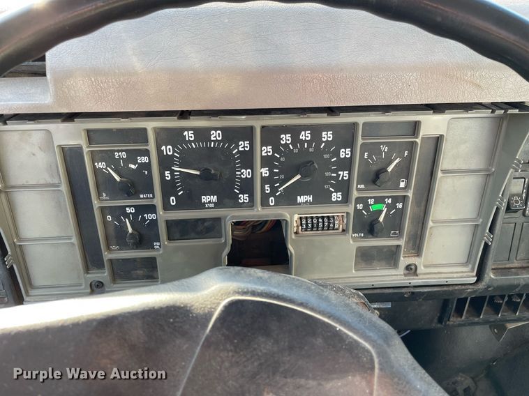 image for item MA9956 2001 International 4700  flatbed truck