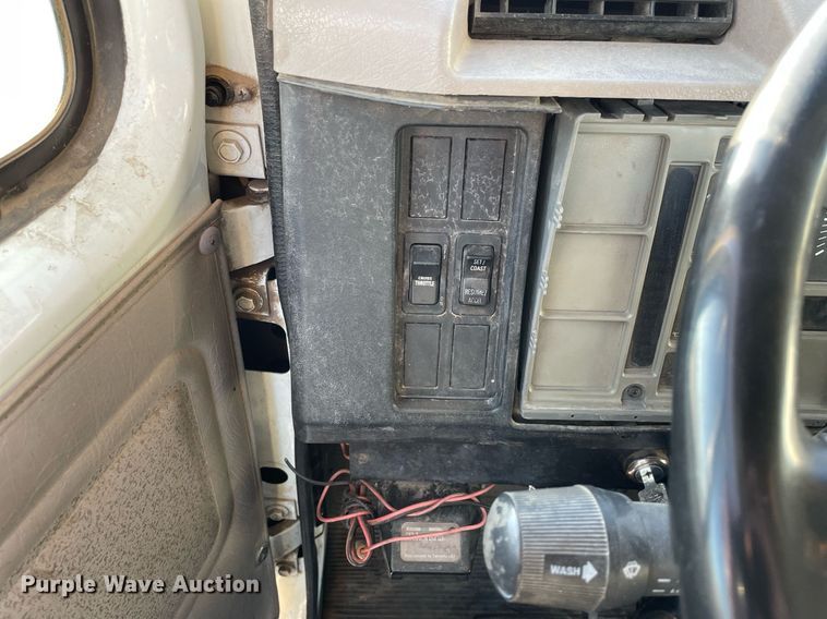 image for item MA9956 2001 International 4700  flatbed truck