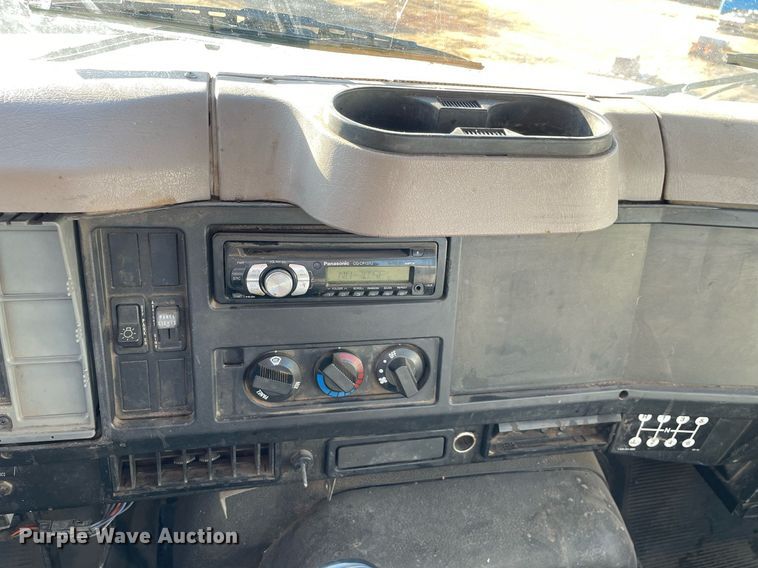 image for item MA9956 2001 International 4700  flatbed truck