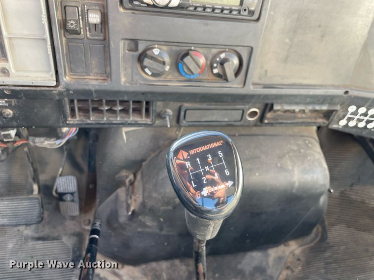 image for item MA9956 2001 International 4700  flatbed truck