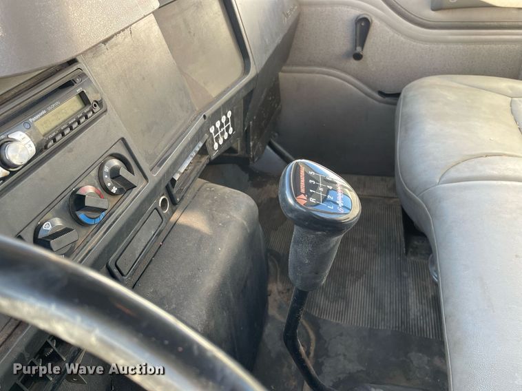 image for item MA9956 2001 International 4700  flatbed truck