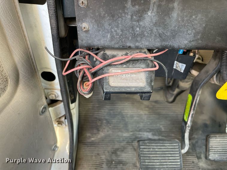 image for item MA9956 2001 International 4700  flatbed truck