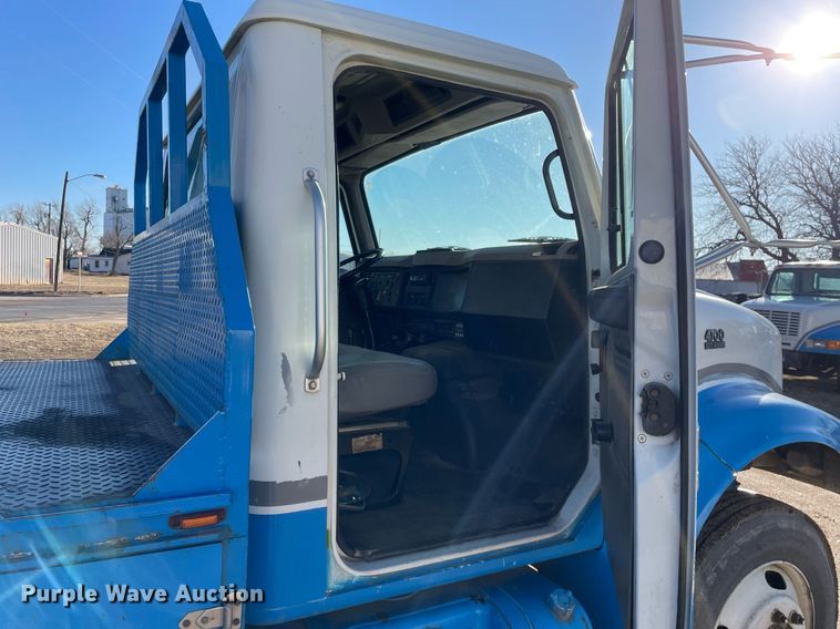 image for item MA9956 2001 International 4700  flatbed truck