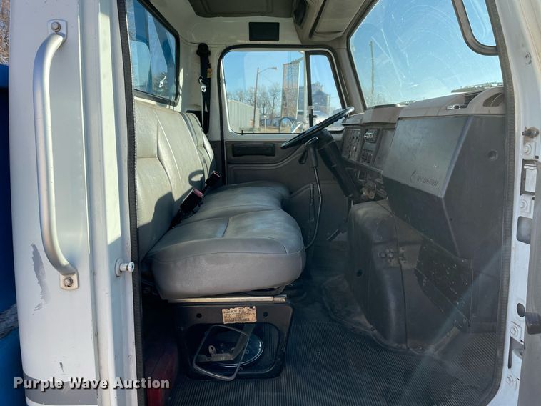 image for item MA9956 2001 International 4700  flatbed truck