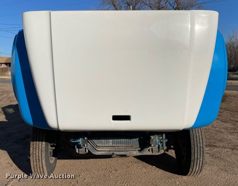 image for item MA9956 2001 International 4700  flatbed truck