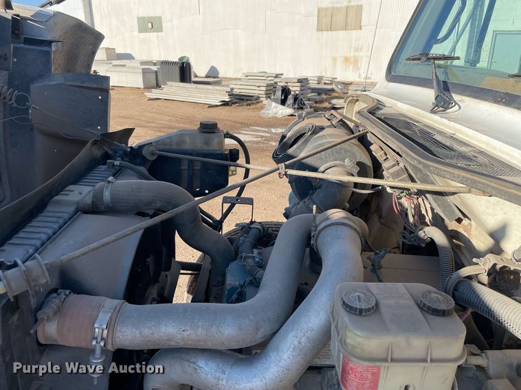 image for item MA9956 2001 International 4700  flatbed truck