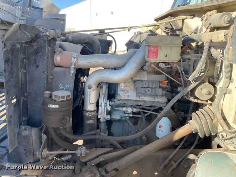 image for item MA9956 2001 International 4700  flatbed truck