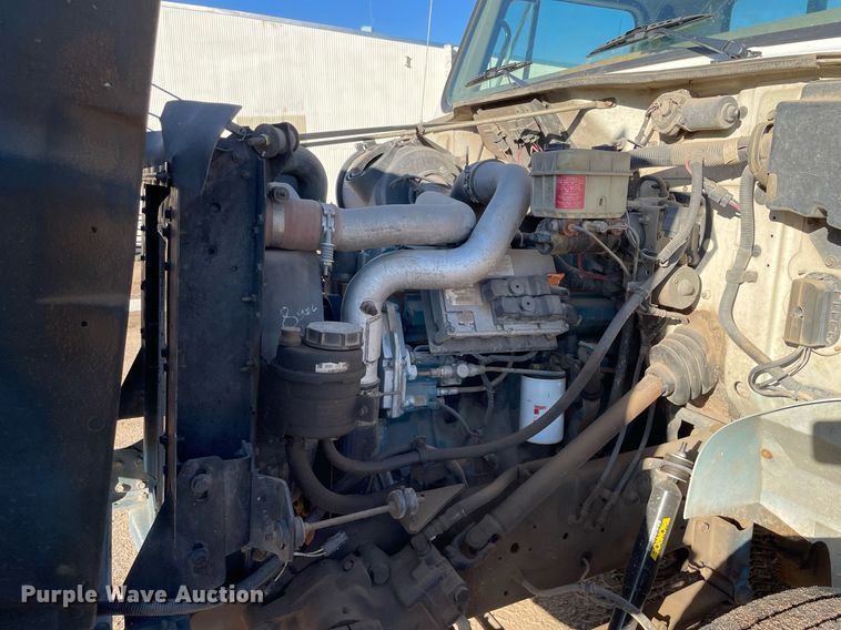 image for item MA9956 2001 International 4700  flatbed truck