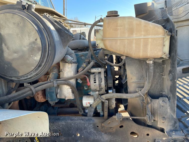 image for item MA9956 2001 International 4700  flatbed truck