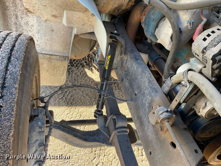 image for item MA9956 2001 International 4700  flatbed truck