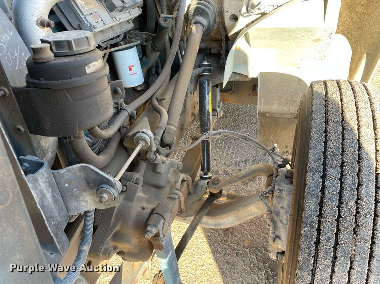 image for item MA9956 2001 International 4700  flatbed truck