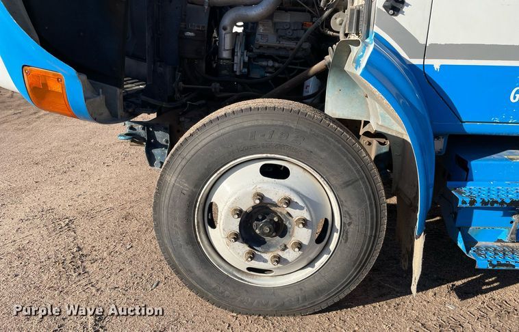 image for item MA9956 2001 International 4700  flatbed truck