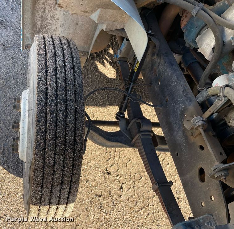 image for item MA9956 2001 International 4700  flatbed truck