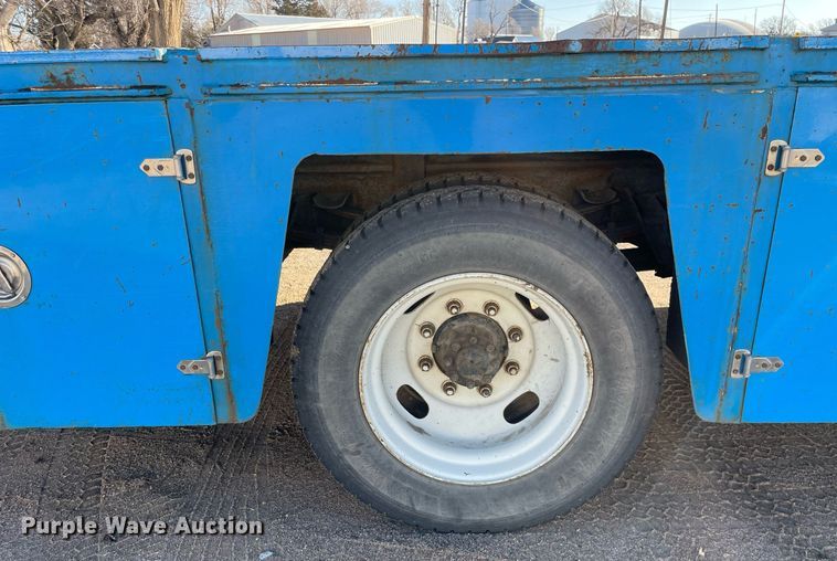 image for item MA9956 2001 International 4700  flatbed truck