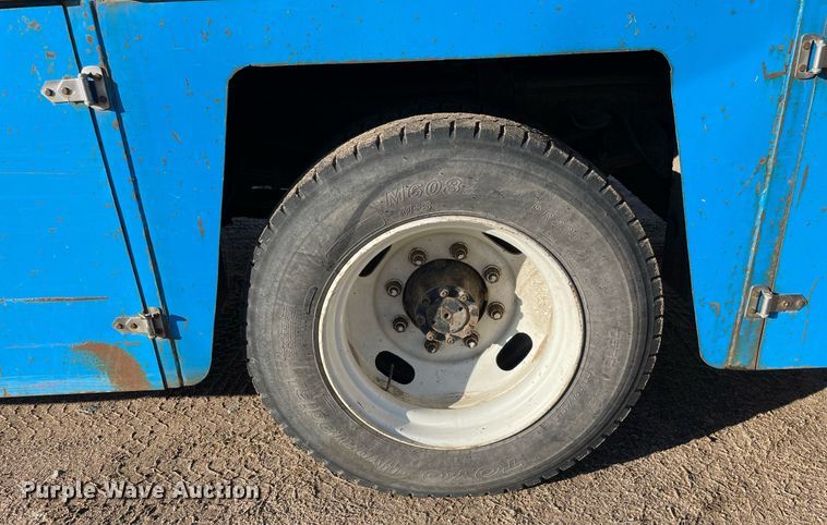 image for item MA9956 2001 International 4700  flatbed truck