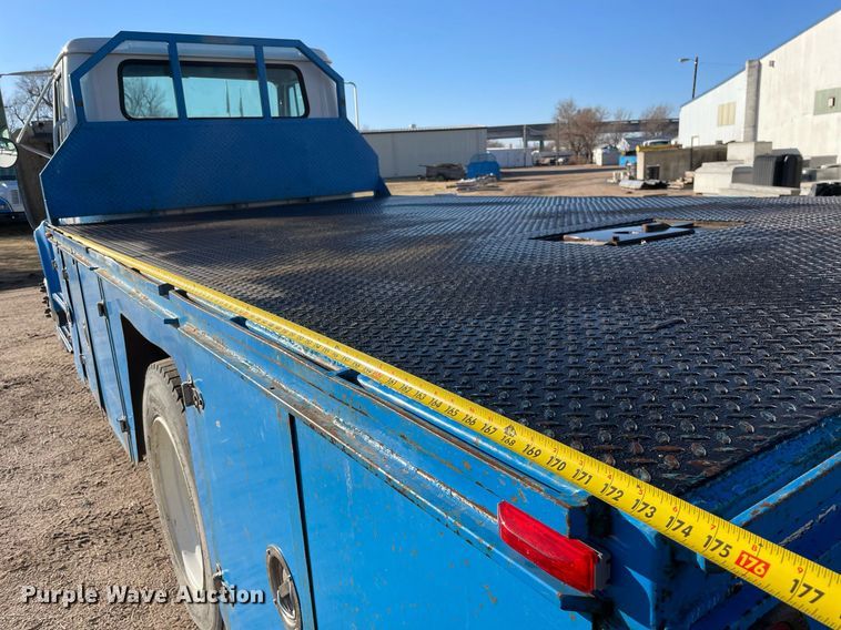 image for item MA9956 2001 International 4700  flatbed truck