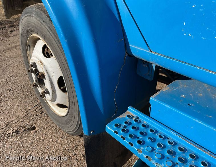 image for item MA9957 1996 International 4700  flatbed truck