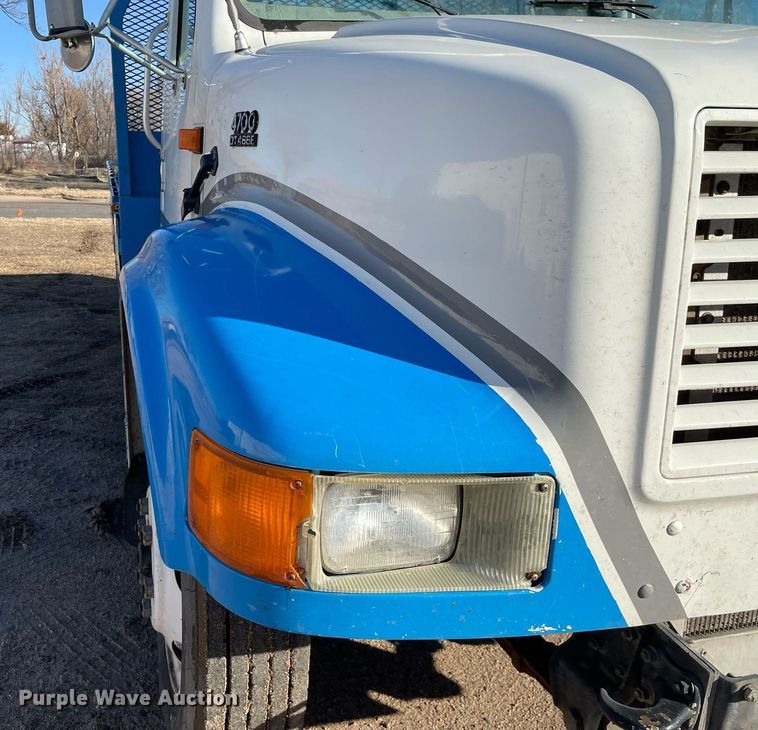 image for item MA9957 1996 International 4700  flatbed truck