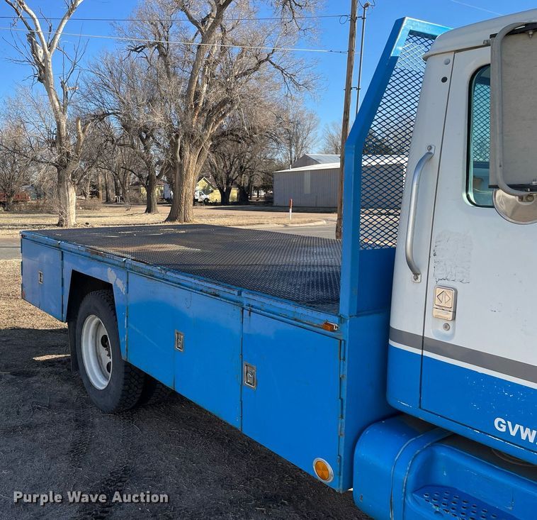 image for item MA9957 1996 International 4700  flatbed truck