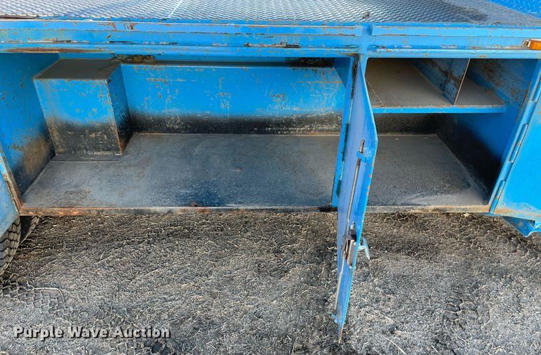 image for item MA9957 1996 International 4700  flatbed truck