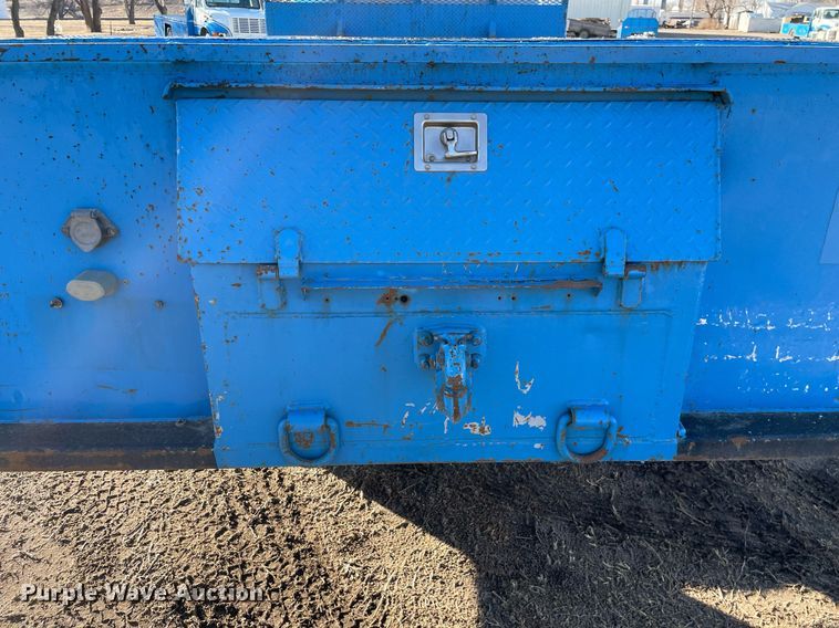 image for item MA9957 1996 International 4700  flatbed truck