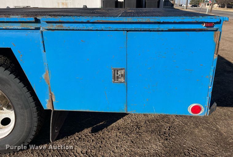 image for item MA9957 1996 International 4700  flatbed truck