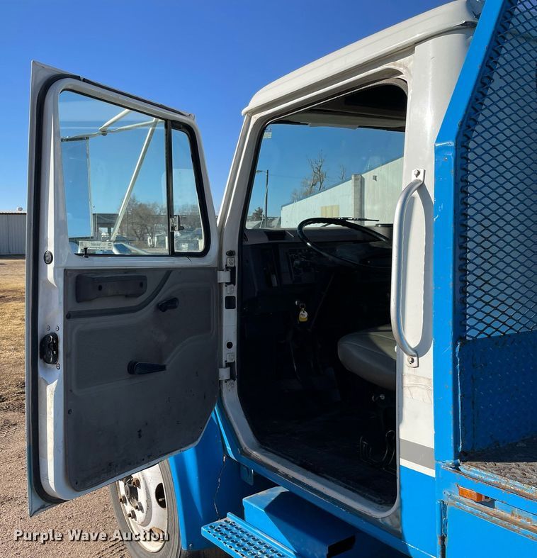 image for item MA9957 1996 International 4700  flatbed truck