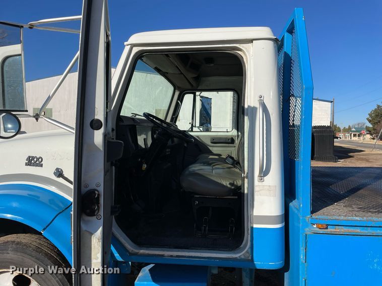 image for item MA9957 1996 International 4700  flatbed truck