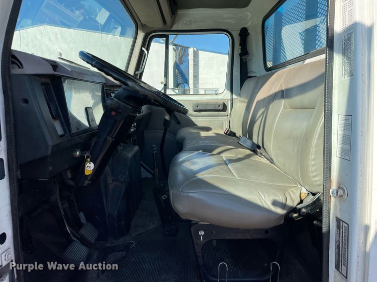 image for item MA9957 1996 International 4700  flatbed truck