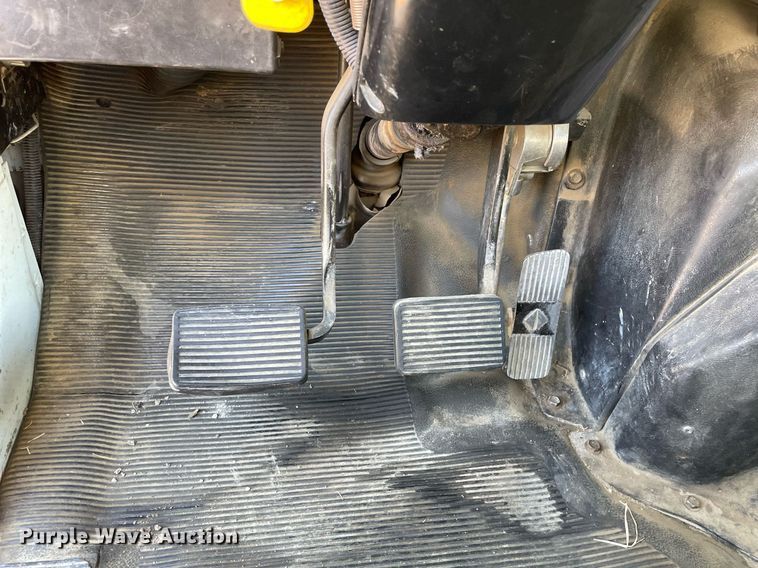 image for item MA9957 1996 International 4700  flatbed truck