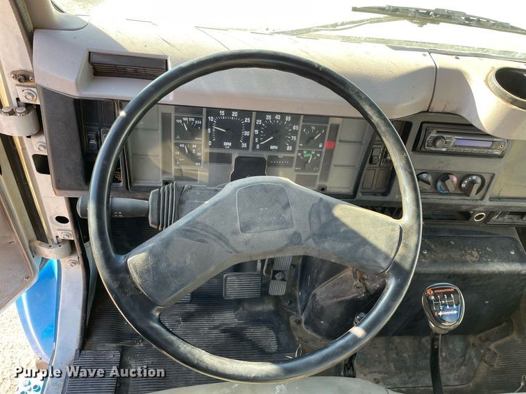 image for item MA9957 1996 International 4700  flatbed truck