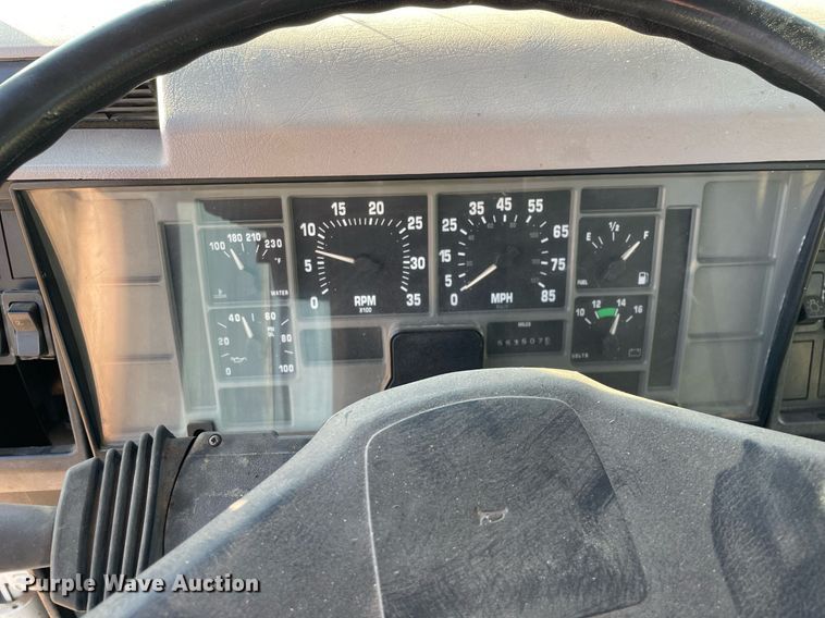 image for item MA9957 1996 International 4700  flatbed truck