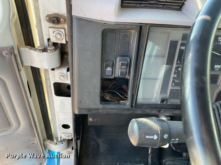 image for item MA9957 1996 International 4700  flatbed truck