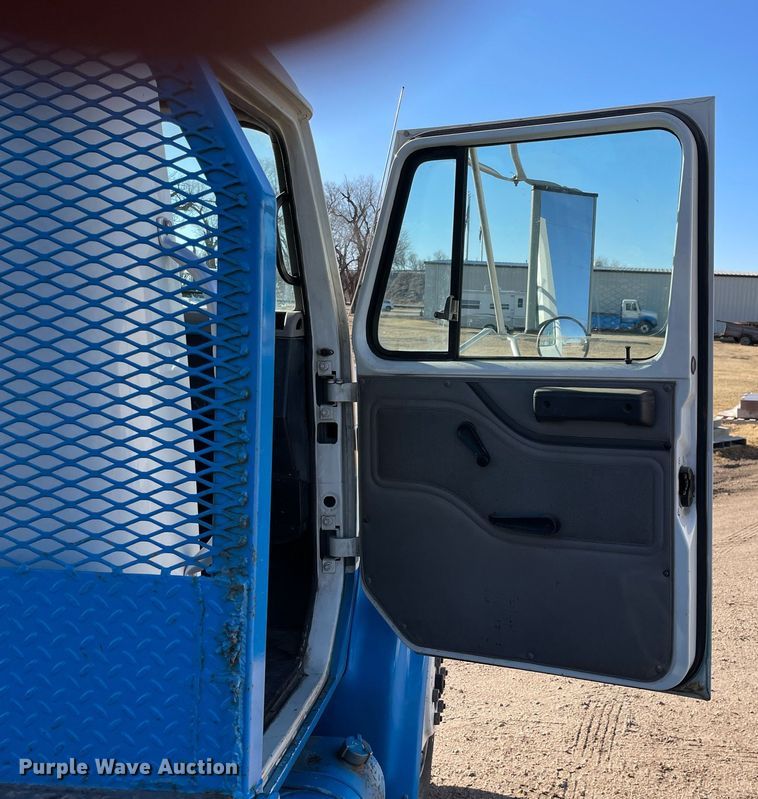 image for item MA9957 1996 International 4700  flatbed truck