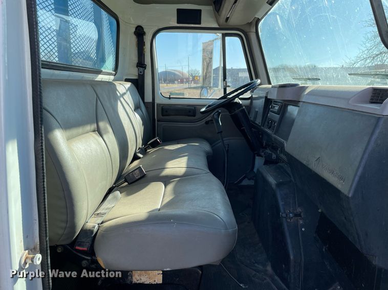 image for item MA9957 1996 International 4700  flatbed truck