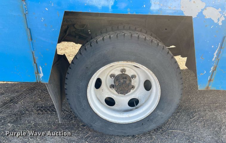 image for item MA9957 1996 International 4700  flatbed truck