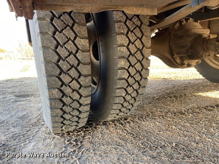 image for item MA9957 1996 International 4700  flatbed truck