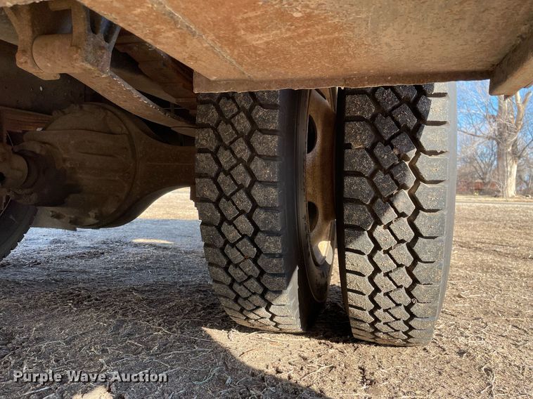 image for item MA9957 1996 International 4700  flatbed truck