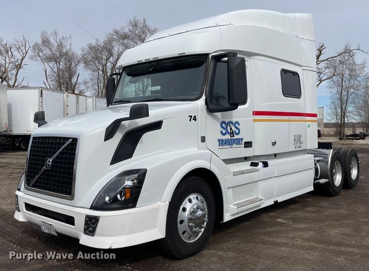 image for item MB9011 2014 Volvo VNL64T 730  semi truck