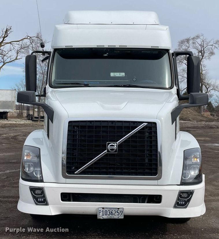 image for item MB9011 2014 Volvo VNL64T 730  semi truck